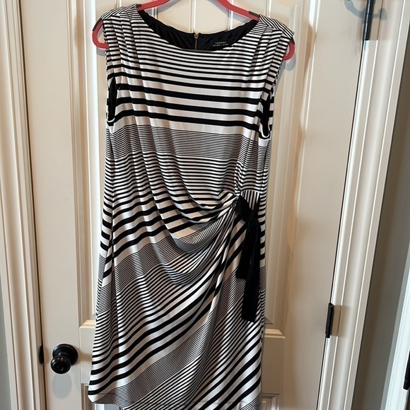 𝅺BLACK and white striped dress gathered slimming ruched flattering size 16 - Picture 1 of 12